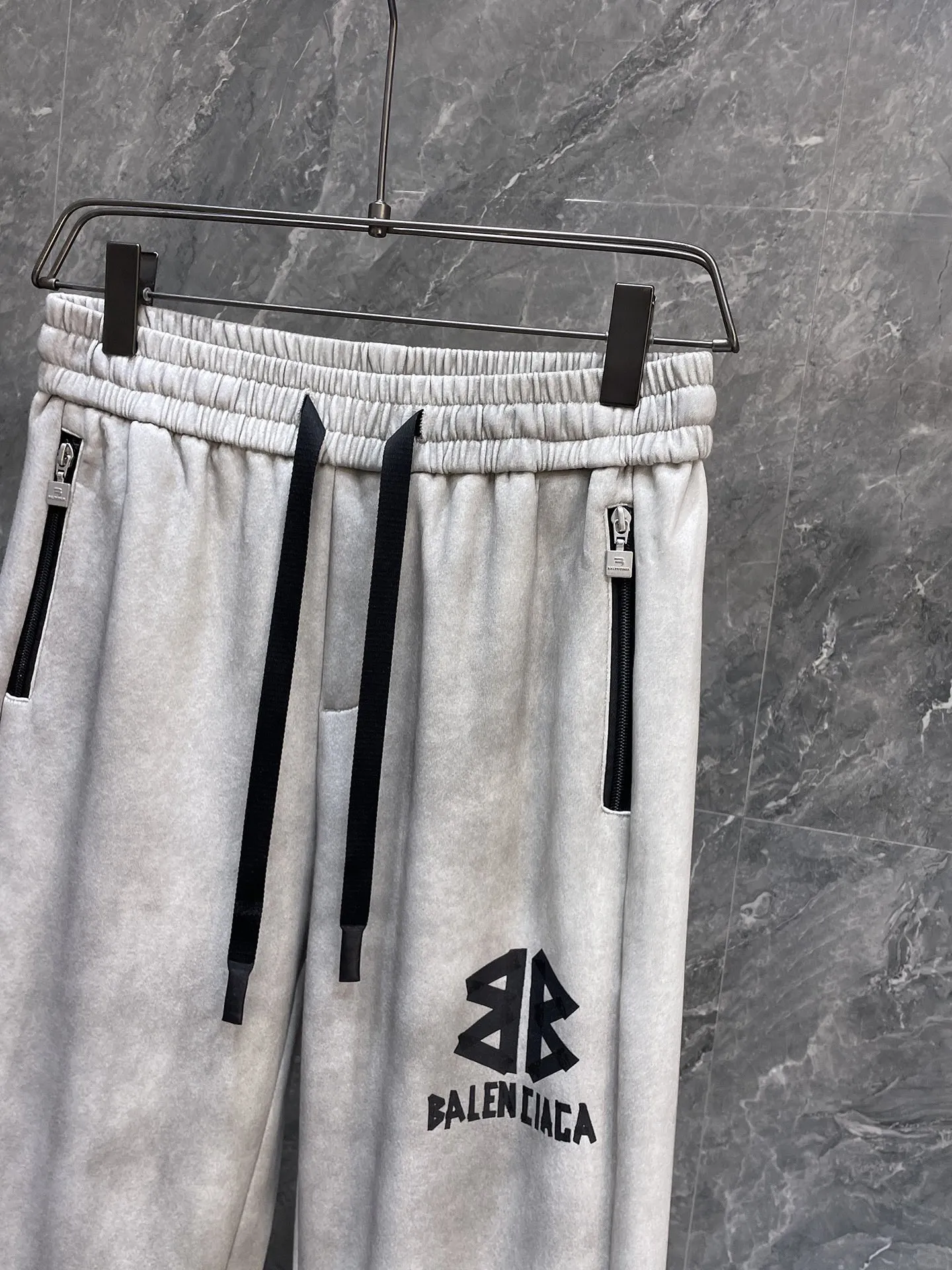 Balenciaga 🆕2026 Autumn and Winter New Arrival Casual Pants! The official website will be released simultaneously. Brand Classic LOGO casual pants, customized fabrics, excellent comfort and strong touch. Highly recognisable, perfect appearance and craftsmanship. Size:M-3XL